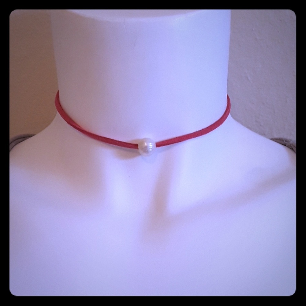 Pink faux pearl choker with gold finishings